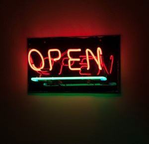 This image of a neon sign shows how the apparent colors of neon tubes change from bright  and unsaturated in the center to a darker more saturated shade at the edges